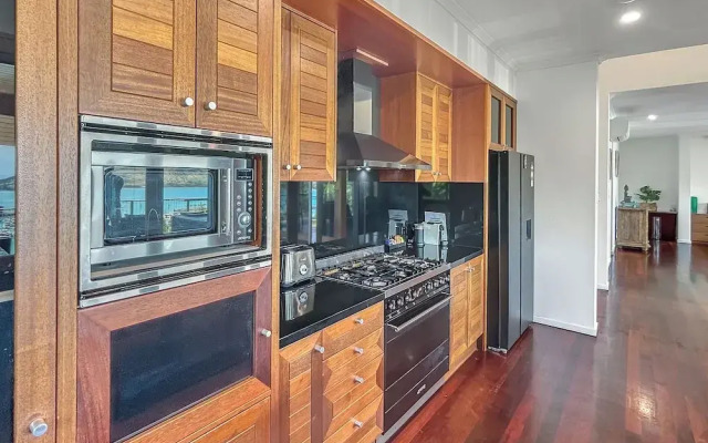 The BoatHouse - Private 4 bedroom house