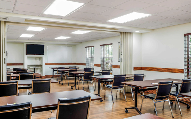 Days Inn & Suites by Wyndham Sherwood Park Edmonton