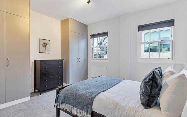 Sunny 2-bed Flat in Chiswick