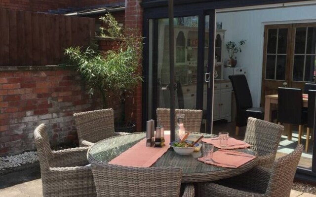 10 Bedroom Home In Glastonbury Beautiful Garden