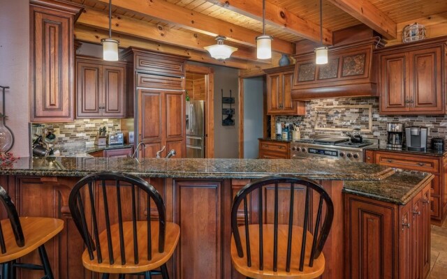 Grand Mountain Getaway 8 Bedroom Home by Redawning