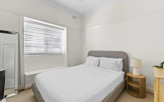 Fairlight 2-bed Apartment Steps From the Beach – Guest Rooms – Sydney