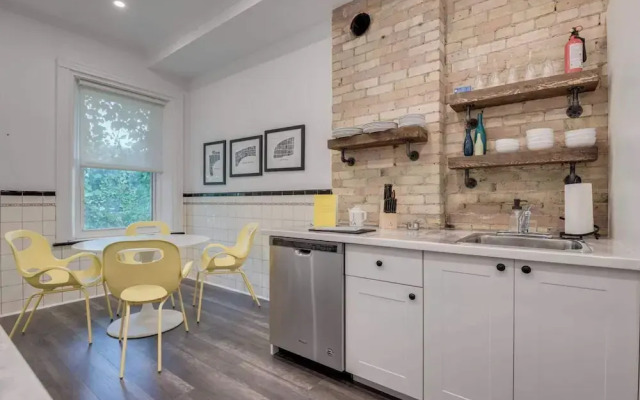 Casa Queen East Jaw Dropping 3BR Suite