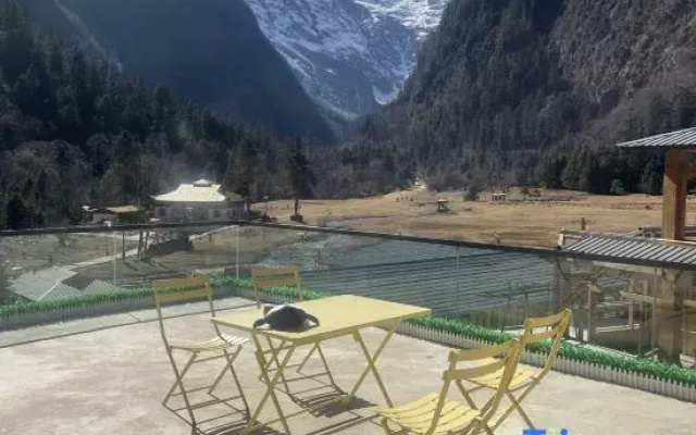 Yubeng Holiday Inn