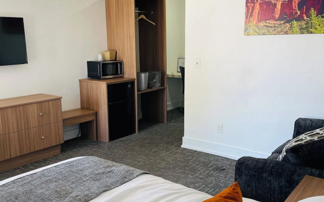 Blue Sage Inn & Suites