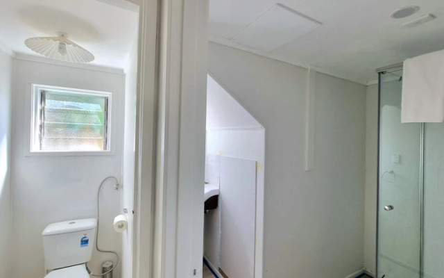 Lovely 2- Bedroom Unit with Free Parking