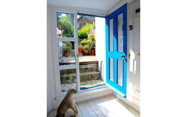 Beautiful Bright Georgian House Angel