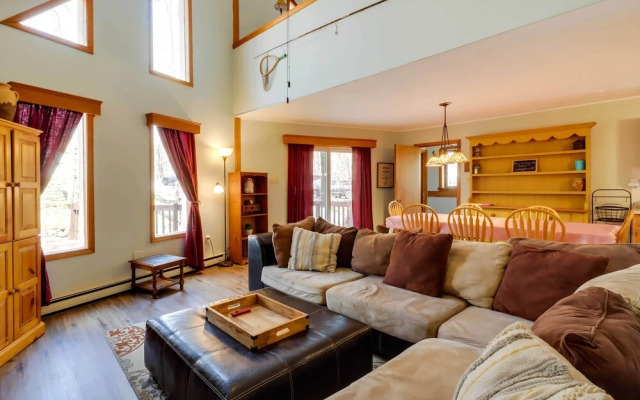 Spacious Pocono Lake House Near Skiing & Swimming!