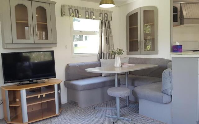 3 Bedroom Caravan with On-Site Pool, Island View 6