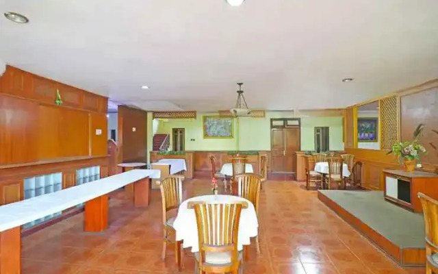 Super OYO 90382 Hotel Sarah Sukabumi