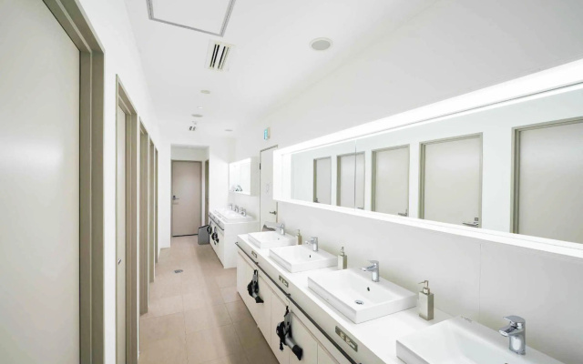Book & Bed Tokyo Shinsaibashi - Hostel – Bathroom – Osaka