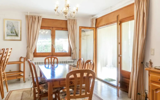 Appealing Holiday Home in Sant Pere Pescador With Garden - фото 2
