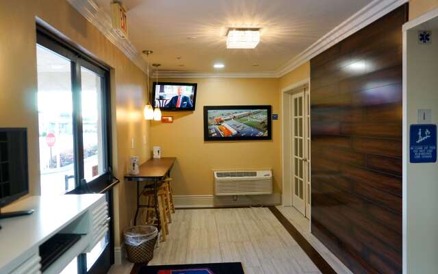 Howard Johnson by Wyndham Salinas
