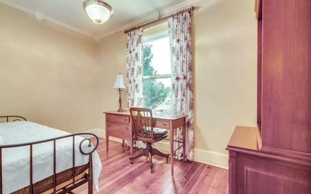 Walk to Garden & Restaurants: Zanesville Apartment