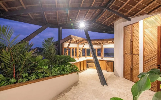Stunning 2-br Penthouse With View, 800m to Beach