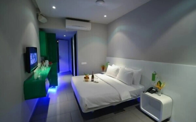 SinQ Party Hotel