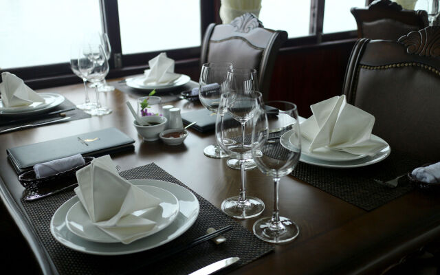 Halong Phoenix Cruiser
