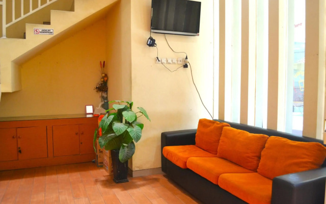 OYO 450 Semampir Residence
