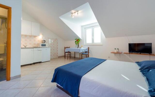 Apartment Dia - 30 m from sea