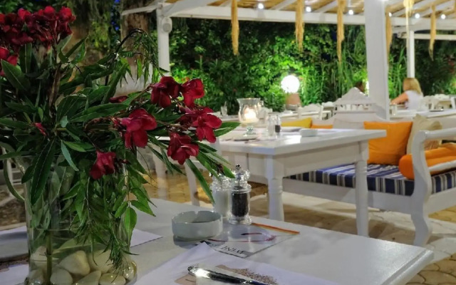 Drossia Lounge Studios & Gourmet Restaurant
