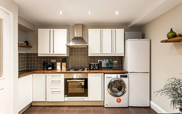 Cosy Garden Flat in Prestigious Residential Area
