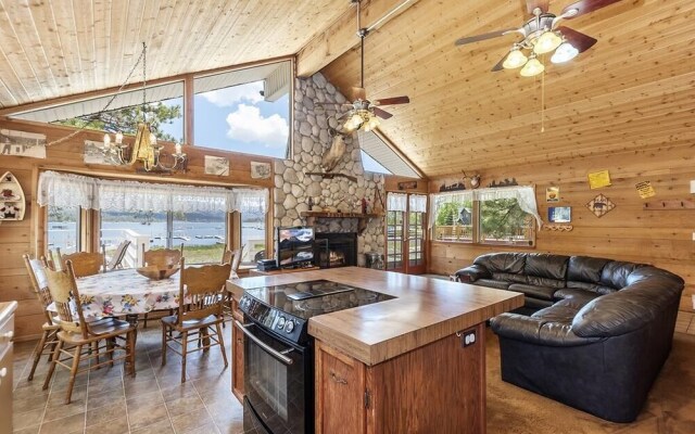 012 - Lakefront Chalet