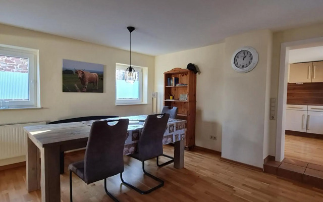 Eifelhof mit Obstbaumwiese