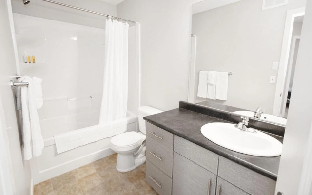 Cheerful 4 Bedroom Townhouse With Parking Wifi