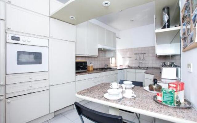 Pantheon Square Family Apartment