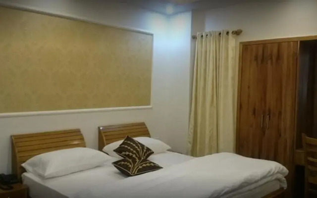 The Golden Peak, Hotel