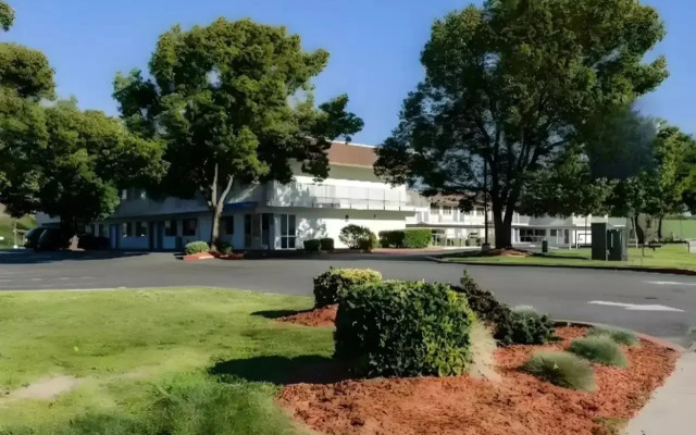 Super 8 by Wyndham Turlock