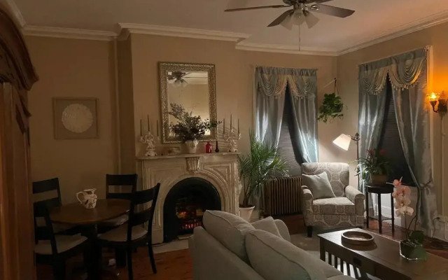 1 Br Private Victorian Apt in Convenient City Location on Half Acre Sleeps 4