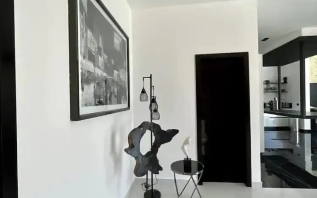 Casa Black and White. Vista al Mar