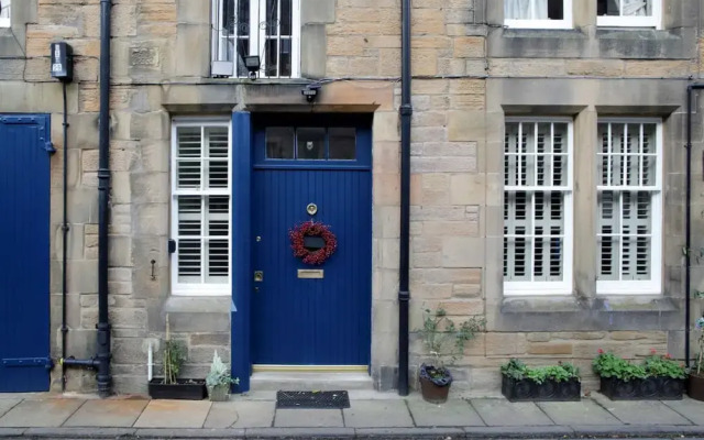 Quiet Ground Floor Mews Flat and Parking