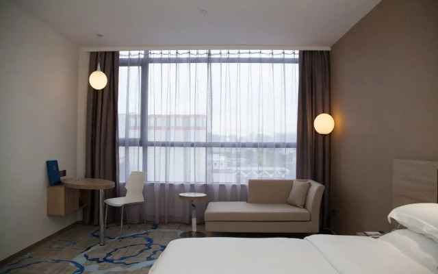 Qianhai Holiday Hotel