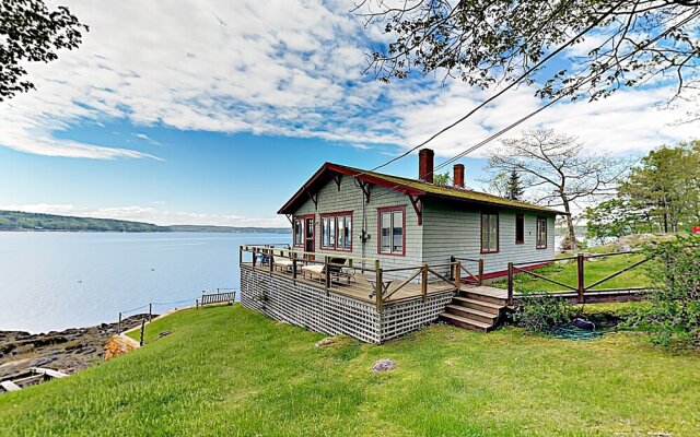 New Listing! 2 Waterfront S, Near Town 3 Bedroom Cottage