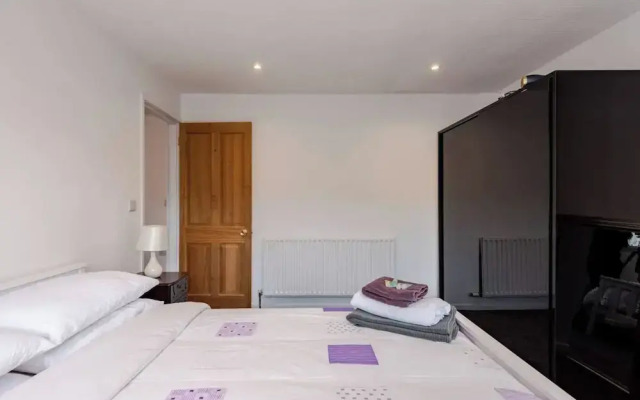 4 bed House - Private Garden - Free Parking