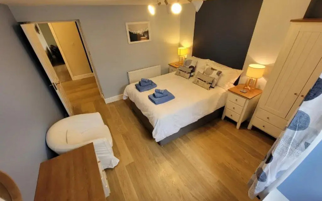 Llys Bach Apartment at Llys Aeron