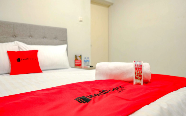 RedDoorz near Pasar Baru 3