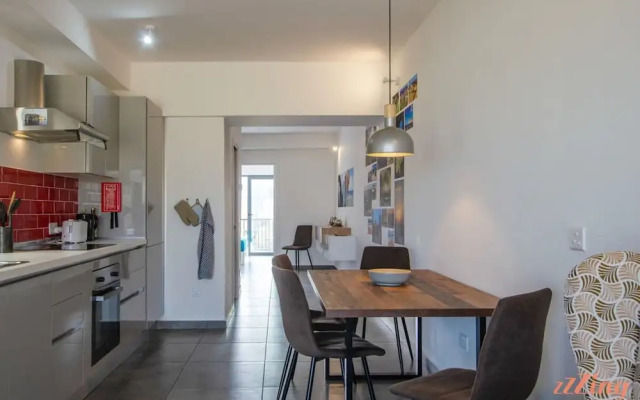 2 Bed Apartment w Distant Sea and Country Views