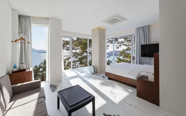 La Terrace Club Hotel & Villa