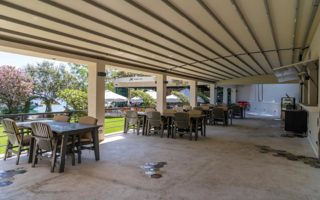 Alesta Yacht Hotel