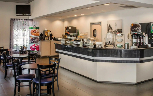 Quality Inn & Suites at Airport Blvd I-65