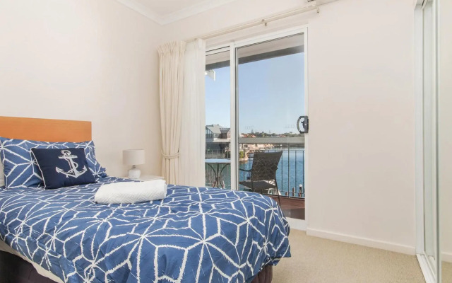 Waters Edge Apartment with Jetty