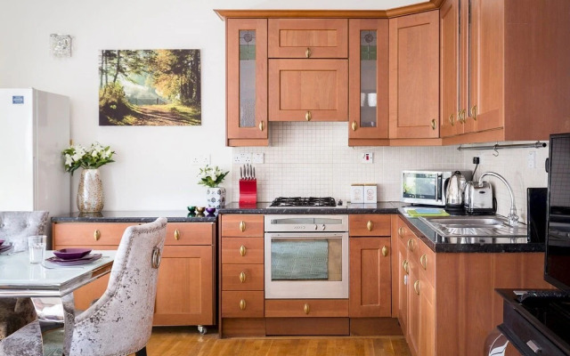 Designer 2-bed 2-bath Behind Selfridges