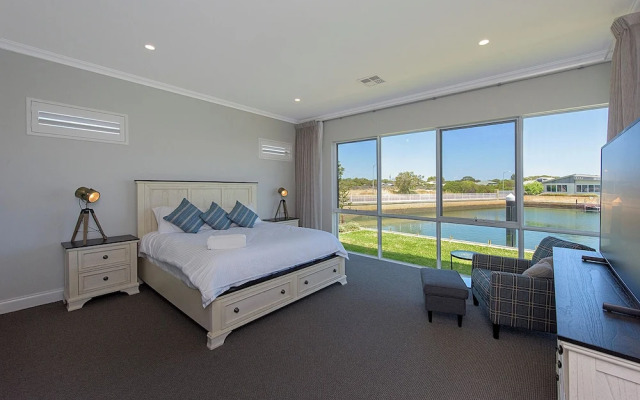 A Waterside Paradise