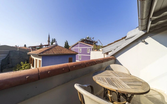 Glamorous Hotel Room Near Hadrian s Gate
