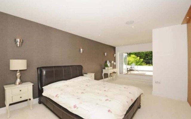 Captivating 5-bed House in Woking