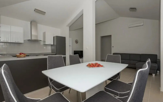 Apartments Mladen