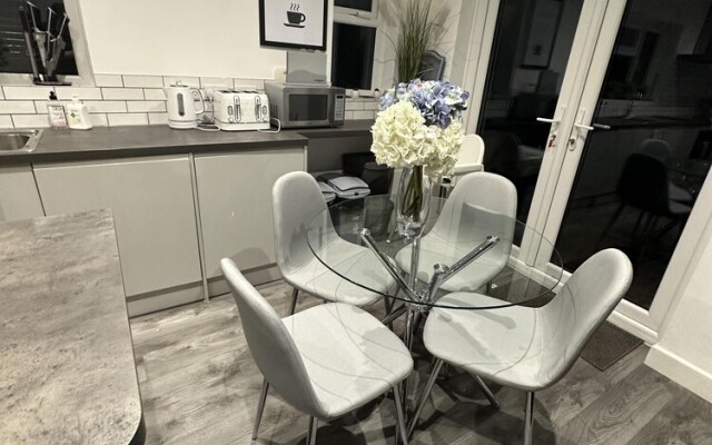 6 Bedroom 5 Shower rm House in Central Nottingham